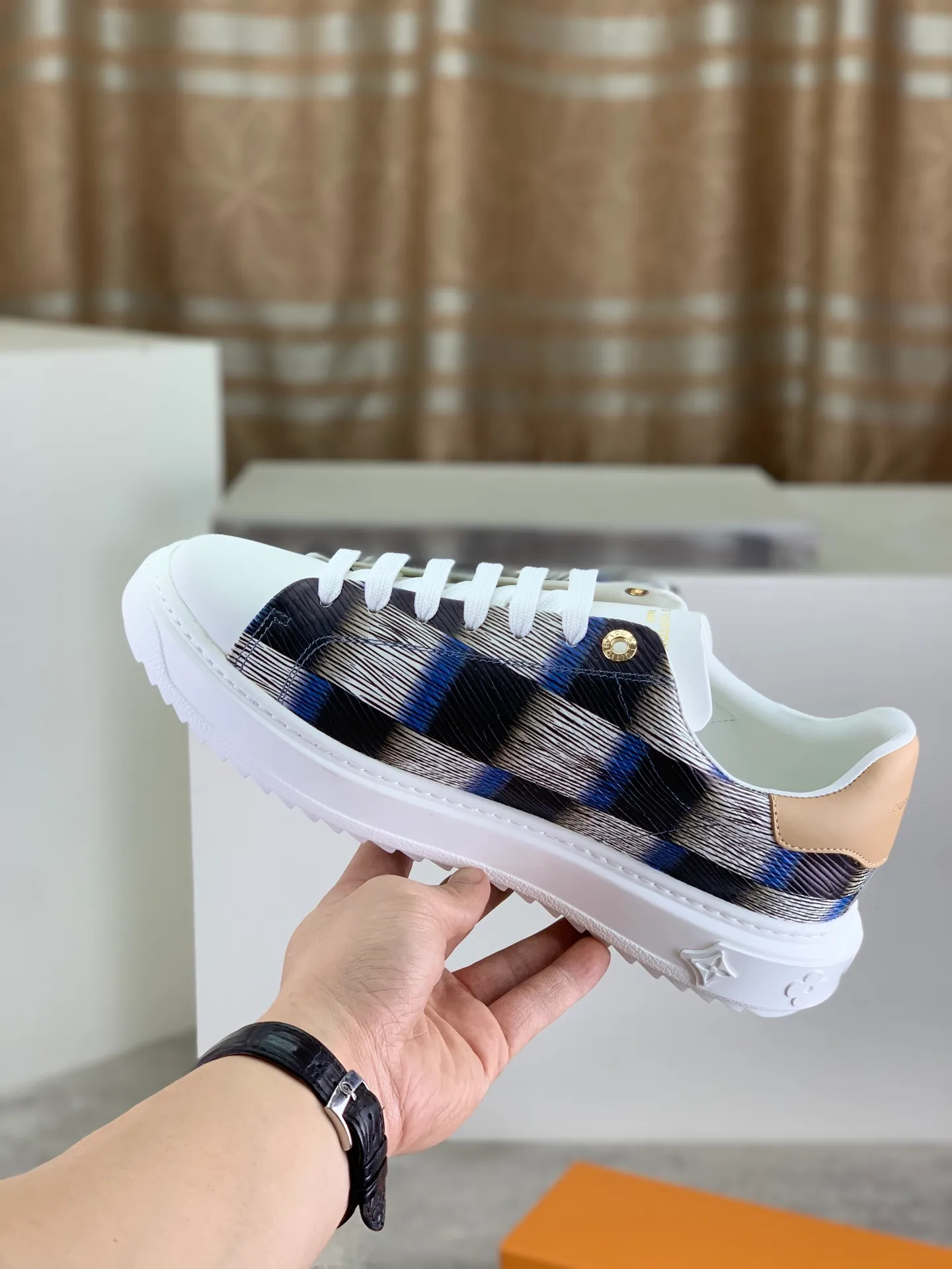 Factory price P700 💶 Top version [LOUIS VUITTON] Couple 🧑‍🤝‍🧑 Craftsman style Counter series (original order) New style 🍀LV Louis Vuitton - top version LV classic high-top trendy shoes! Made of imported original craft calfskin, original breathable lining, and original wear-resistant, lightweight, high-end TPU outsole! High quality products! 3️⃣ colors available, code numbers: female 35-39, male 39-44 (female 40, male 45 46 customized)